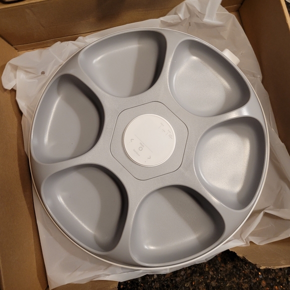 iPettie Donuts Frost 6 Meal Cordless Automatic Pet Feeder - Picture 9 of 12